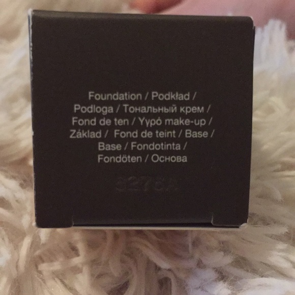 Becca Ultimate Coverage 24 hour foundation - Picture 2 of 5